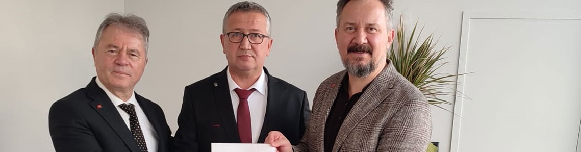 Rozetini Mestan Özcan taktı