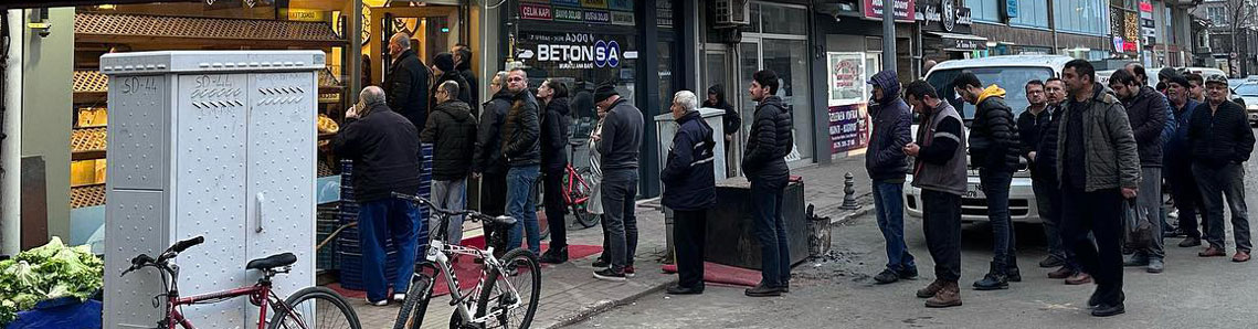 İlk iftar gününde pide kuyruğu