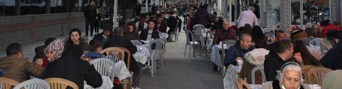 Cadde kapandı, yüzlerce vatandaş iftar açtı