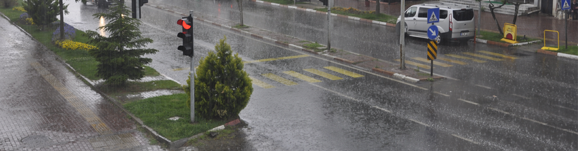 Aniden bastırdı! Yollar göle döndü