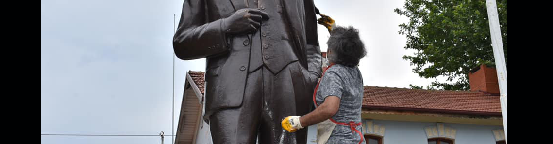 Atatürk Büstü ve Kaidesi