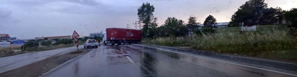 Yolu trafiğe kapadı