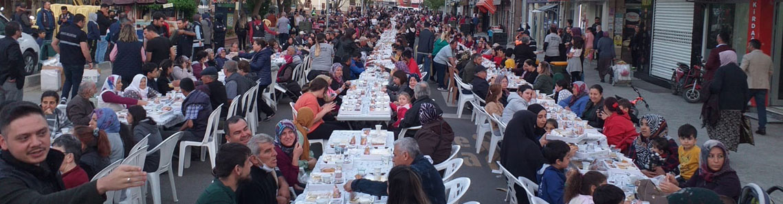 Cadde kapandı, yüzlerce kişi iftar açtı