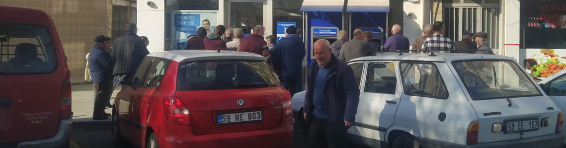 Banka önlerinde emekli kuyruğu