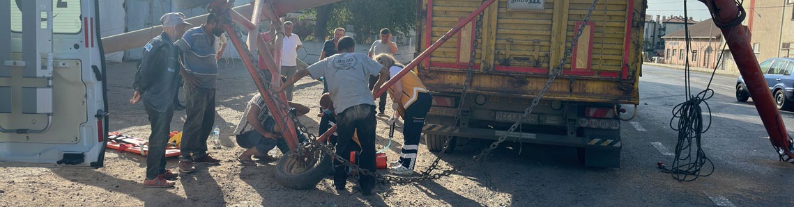 Kamyon helezona, helezon işçiye çarptı