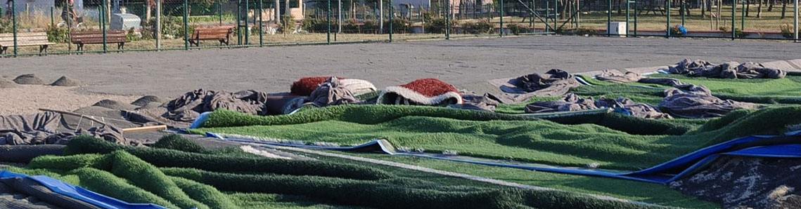Turnuva öncesi halı sahada onarım